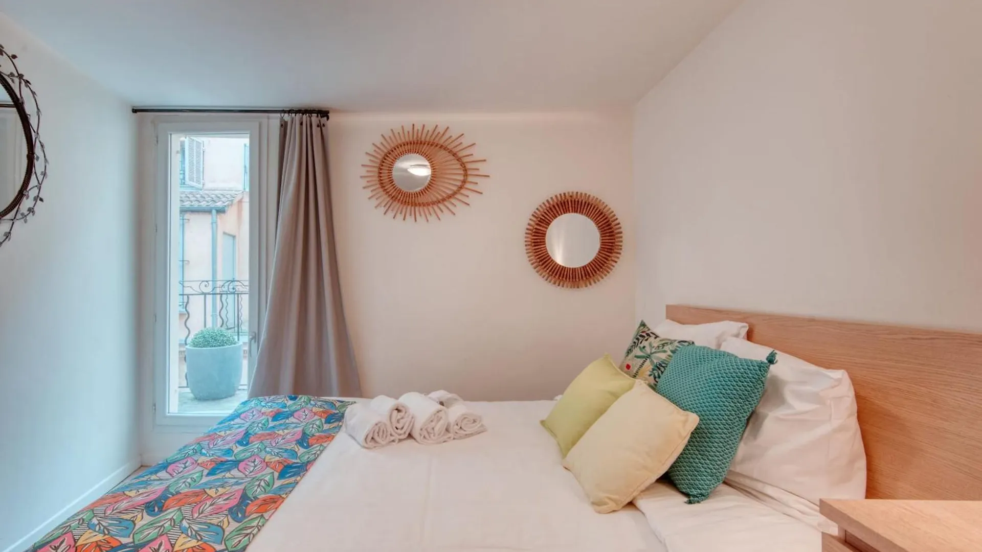 Promenade Du Cours Furnished Flat Apartment Aix-en-Provence France
